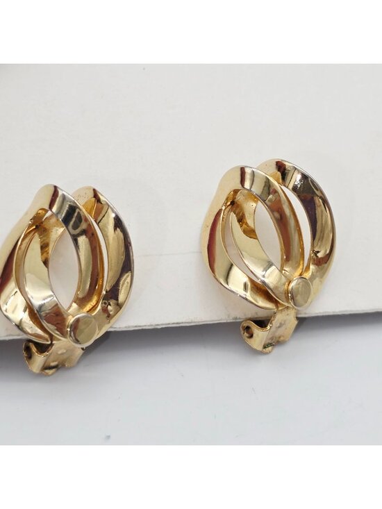 Unbranded Jewelry - Vintage Gold-Tone Clip-On Earrings With Abstract Swirl Design 1"
